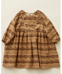 eLfinFolk

 | 13200 ヴィンテージ感ある趣のワンピース。金ボタンがアクセントになっています。
Aラインの女の子らしいフォルム。お子様の遊びを妨げないよう、袖口にはギャザーを配しています。
よく見ると城をモチーフとしたボーダー柄になっており、物語を感じさせるデザインとなっています。



今季は［砂漠の果て　幻影の街の民　Amazigh］をテーマに、砂漠の民として暮らす人々をイメージしたコレクションです。(ワンピース)