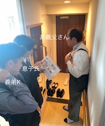 行く前💦 | 当日の朝、準備でてんやわんやの男たち(•̄ ˡ̼̮ •̄ ;)ハンカチ無いとか、夫氏が下に着るランニング忘れたとか。←義弟Kに借りたら、スポーツ用のランニングしか無くて、着たらピッチピチのムッキムキで、元ラグビー選手のノッコン寺田(誰がわかんねん)みたいになってた😂😂義弟Kにいたっては、「スーツが見つからへん」と言い出す始末。見つかりましたが。(当たり前だ)2人余興で歌う歌🎤の打ち合わせ中↑(その他)