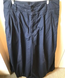 UNIQLO | 紺のワイドパンツ、買ってからだいぶたつんですがどう着ていいかわからず、パジャマにするにも落ち着かず捨ててやろうかと思ってたんですが(いや捨てるなよ)お洒落の勉強してるうちに、捨てなくて良かったと最近思うようになりました。この組み合わせ以外、まだ思いつきませんけど😅(その他パンツ)