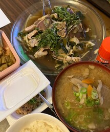 🍚晩ごはん | カツオのタタキ、納豆、豚汁、昨日の残りのブロッコリーの茎のアヒージョ風✧(節約料理をカッコ良く言うw)(食器/キッチン)