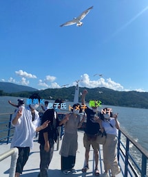 🛥️天橋立にて | カモメのエサやり🕊️めっちゃ楽しかった߹ㅅ߹ あと、外で石段とか見つける度に、皆で✊じゃんけんグリコしたのもいい思い出☺️(お義父さんが、1番楽しそうやったww)(その他)