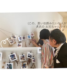 📷廊下 | 式場から披露宴会場までの廊下に、2人&招待された人との思い出の写真が展示してあって、「あっ、私写ってる~🎶」とか見つけたりして😊来た人を楽しませようとしてくれるアイデアが、いっぱい詰まってるのが伝わって来ました߹ㅅ߹ (その他)