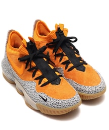 NIKE | 2003年は、スポーツとスニーカーカルチャーの当たり年だった。レブロン・ジェームズがドラフト指名されたこの年、スニーカー史に残るカラーやコラボレーションエディションが発売され、市場を席巻。そのなかでも、エア マックス 1の最高傑作の一つとされるatmos x エア マックス 1 ‘Safari’ は、エア サファリとエア マックス 1両モデルのオリジナルバージョンを称えた。(スニーカー)