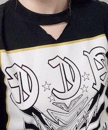 カットリメイク | 胸元を三角に切り取りました 形はTシャツデザインの三角にリンクするようにしました (Tシャツ/カットソー)