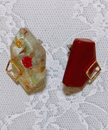 赤押し花アシンメトリーピアス | ピアス(両耳用)