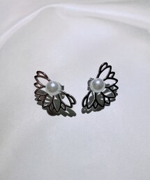 ハーフフラワースタッドピアス | ピアス(両耳用)