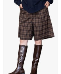 Sab Street | 型番:33121359　
sab street my standard
(サブストリートマイスタンダード)程よい丈感で、オトナが履けるハーフパンツ。ウエストからタックが入り程よいゆとりのある腰回りから、裾に向かってゆるやかなフレアシルエットがマニッシュなデザインがポイント。(パンツ)