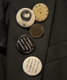 ラペルの仲間たち | 上からヴィンテージの時計の文字盤ブローチ、ルドンの缶バッジ、70年のスウェーデンクローナのブローチ、寺山修司缶バッジ×2(バッジ)