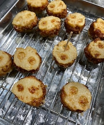 レンコンスカルはさみ揚げ | レンコンで作ったしゃれこうべで鍋用の鶏団子を挟んで揚げるだけ！(その他)