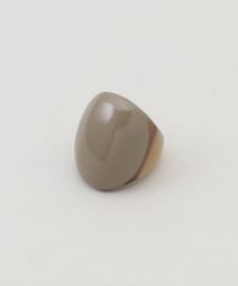 JAMIRAY | DROP HORN RING｜ベージュ｜【素材について】購入にあたり、水牛の角の採取方法を調べました。主には農耕用の水牛が天寿を全うした後に採取するとのことでした。希少なものですね。感謝して、大事に使わせていただきます。(リング)