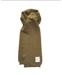Nigel Cabourn | 　ヴィンテージのレッドクロスのニットをデザインのベースにしたニットマフラー　高品質なウール原料であるスーパー120を100%使用したウール素材を使用。この表記は、国際羊毛繊維機構（IWTO)によって規定された、ウールの品質を表す国際的な基準で、原料の繊維の細さを表すもの。
数字が大きくなればなるほど繊維が細くなり、肌あたりの優しい生地　
チクチクしない滑らかな肌触りの素材(マフラー)