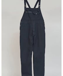 Nigel Cabourn | 　ライブロダンガリー -コットンブロークンツイル / P-53 LYBRO DUNGAREE -COTTON BROKEN TWILL
　製品染めを施したクラシックなツイル素材のダンガリー。胸元に2つのポケットがあり、1つはジップポケット、もう1つはボタンポケットです。ポケット周りやバータックには補強ステッチを施し、強度を高めています。(サロペット/オーバーオール)
