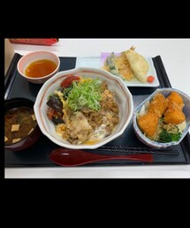 mami飯🍚 | 職場の賄い🍚仕事終わりに食べます😋昨夜のメニューは、豚肉と卵の他人丼(🍆と🍅入り)天ぷら、サラダ🥗、赤だしです❣️賄い飽きて来てるんで、何を食べるか迷います💦他人丼に揚げナスやトマトも乗せてみました😊ご飯は小です🍚まぁまぁやな🙂サラダに乗ってるのは、ポテト串カツです❣️串を抜いてあります🍢左上にちらっと見えるシルベーヌもいただきました😋誰かの差し入れです🍰🫖(その他)