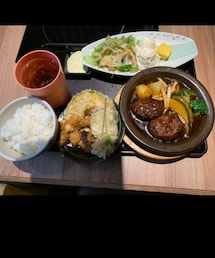 mami飯🍚 | 職場の賄い🍚仕事終わりに食べます😋昨夜のメニューは、煮込みハンバーグ、タコ唐揚げ＆天ぷら、サラダ🥗です❣️タコの唐揚げが美味い🐙タルタル付けて食べるとサイコー😋(その他)