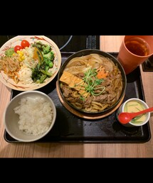 mami飯🍚 | 職場の賄い🍚仕事終わりに食べます😋昨夜のメニューは、すき焼き、サラダ🥗 ͛.*茶碗蒸しです❣️お客さんのすき焼き見てたら食べたくなりました😊味が濃いから、喉が渇いて仕方ない🍵(その他)