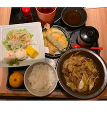 mami飯🍚 | 職場の賄い🍚仕事終わりに食べます😋昨夜のメニューは、牛肉、ねぎ、エノキの味噌炒め、天ぷら、サラダ🥗茶碗蒸しです❣️大好きなポテトサラダが在庫豊富だった😍味噌焼きはご飯が進む🎶🍊のデザート付き😋💓(その他)