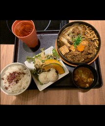 mami飯🍚 | 職場の賄い🍚仕事終わりに食べます😋昨夜のメニューは、すき焼き、サラダ🥗赤だしです❣️すき焼きは作るの手っ取り早いです🎶鉄板に材料が組んでありますので✋割り下入れて肉乗せて煮るだけ🍲簡単‼️美味しい😋💓(その他)