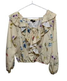 rienda | Vネック、フリル、ボリューム袖、短丈、花柄と可愛いだらけのブラウス🌸🌼🪻🌿‬黄色っぽいアイボリー💛🤍ྀིクリーム色かな🤔(シャツ/ブラウス)