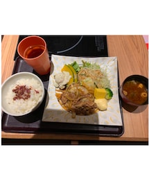 mami飯🍚 | 職場の賄い🍚仕事終わりに食べます😋昨夜のメニューは、豚の生姜焼き(🍄入り)赤だしです🥰バイトの子に生姜焼き作って❣️とお願いされて、自分もまとめて生姜焼きにしました🐷︎𓃟㌧㌧オムライス食べたいなぁ😍(その他)