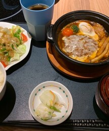 mami飯🍚 | 職場の賄い🍚仕事終わりに食べます😋昨夜のメニューは、デミグラス煮込みハンバーグ、サラダ🥗、赤だしです❣️ポテト、とまと等いろいろ入れて煮込みハンバーグを作りました✌️うん😊うまぁ🎶また作ろうっと(その他)
