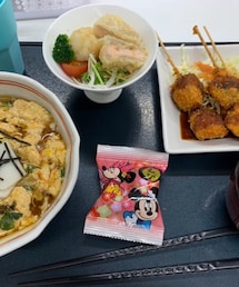 mami飯🍚 | 職場の賄い🍚仕事終わりに食べます😋昨夜のメニューは、卵とじうどん、串カツ🍢れんこんはさみ揚げサラダ🥗 ͛.*赤だし、バイトの子のディズニー土産のお菓子︎付き♡(その他)