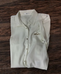 しまむら | 肩にレース、胸ポケットにジッパー、ロング丈のシャツ👔デザインが好き🥰袖口が折り返してあるのもポイント☝️(シャツ/ブラウス)