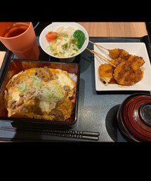 mami飯🍚 | 職場の賄い🍚仕事終わりに食べます😋昨夜のメニューは、牛とじ重、串カツ、サラダ🥗、赤だしです☺️牛とじ美味い😋卵とじ大好きです😍🥚🐮(その他)