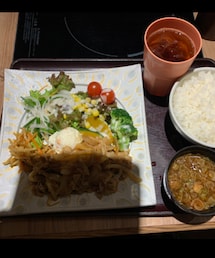 mami飯🍚 | 職場の賄い🍚仕事終わりに食べます😋昨夜のメニューは、豚肉の生姜焼き、サラダ🥗ネギたっぷり赤だしです❣️お肉が影になって見えにくくなってしまった🐷生姜焼きはご飯が進みますね🍚大盛りにしました(笑)🤭(その他)