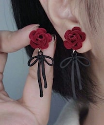 今日のピアス✨️✨️ | 赤い薔薇と黒いリボンのピアス🌹𓂃🎀𓈒𓏸(ピアス（両耳用）)