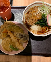 mami飯🍚 | 職場の賄い🍚仕事終わりに食べます😋昨夜のメニューは、肉おろしうどん（ぶっかけ温）てんぷら（えび、さつまいも、かぼちゃ、ナス、ししとう、舞茸）です❣️(その他)