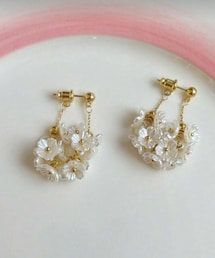 今日のピアス✨️✨️ | 白い花のたくさん付いたピアス❁⃘*.ﾟ数えたら15個付いてたよ❁⃘(ピアス（両耳用）)