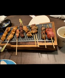mami飯🍚 | 昨夜は焼き鳥を食べました😋1番右側のやつはミニトマトにベーコンが巻いてあります🍅🥓1番好きなのはももですね🥰レバー等内臓系は苦手です💧(その他)