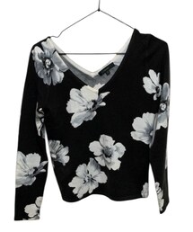 rienda | 薄手のニット素材のカットソー🧶前、後ろともにVネック🍀花柄がお気に入り😍(Tシャツ/カットソー)