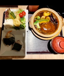 mami飯🍚 | 職場の賄い🍚仕事終わりに食べます😋昨夜のメニューは、天むす、煮込みハンバーグ、サラダ🥗赤だしです❣️天むす久しぶりに食べました😋(その他)