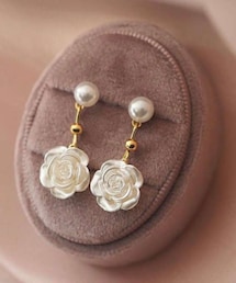 今日のピアス✨️✨️ | 白いバラが揺れるピアス🌹(ピアス（両耳用）)