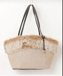 4℃ | とーっても可愛いふわふわなファー付きのバッグ👜持ち手のステッチ、形、とにかくお気に入り🥰やっと使える季節が来た🍁🍂❄⛄(トートバッグ)