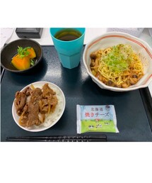 mami飯🍚 | 職場の賄い🍚仕事終わりに食べます😋昨夜のメニューは、キノコの中華麺🍄🍄カボチャの煮物🎃牛肉乗せご飯🍚パートさんのお土産のお菓子🍪です🥰中華麺いける😋七味とネギはたっぷりと❣️カボチャは薄味で良き👍⭐️牛肉は破片を料理長が煮ていたもので、うーん、、固かった😢見るからに固そう💦(その他)
