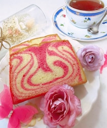 Tea Time🍰🫖 | いちごのパウンドケーキをいただきました😋💓🍓模様がとっても美味しそう🍓(その他)