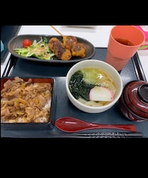 mami飯🍚 | 職場の賄い🍚仕事終わりに食べます😋昨夜のメニューは、牛重、ミニうどん、串カツ、赤だしです😊うーん、うどんの汁は濃い方が好き😍(その他)