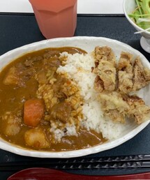 mami飯🍚 | 職場の賄い🍚仕事終わりに食べます😋昨夜のメニューは、料理長特製パリパリチキンカレー🍛とサラダ🥗です- ̗̀ 😆 ̖́-👍パリパリチキンカレーって、CoCo壱にありましたよね🍛真似しときました😊(その他)