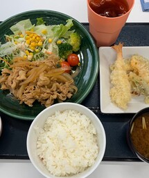 mami飯🍚 | 職場の賄い🍚昨夜のメニューは生姜焼き、てんぷら、味噌汁です😋🍴(その他)