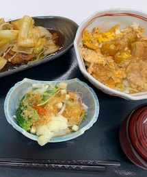mami飯🍚 | 職場の賄い🍚仕事終わりに食べます😋昨夜のメニューは、唐揚げ丼、あんかけハンバーグ、サラダ🥗です❣️唐揚げ丼うまー😋ハンバーグは和風のあんをかけてみました🥬🧅(その他)