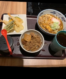 mami飯🍚 | 職場の賄い🍚仕事終わりに食べます😋昨夜のメニューは、カレーうどん、ミニ牛丼、天ぷら、茶碗蒸しです🎶仕事終わりの空きっ腹にはちょうど良い量だった☺️👍(その他)