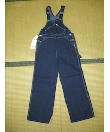 Lee | 70’sを彷彿とさせる山型ポケットがポイントのルーズオーバーオール
70年代にLeeで展開していた山型ポケットのオーバーオールをベースにややルーズなシルエットです。
胸当ての切り替え位置を高めに設定している為、脚長効果もバッチリ!
素材は【100/146カラー】Lee王道のジェルトデニム。
ムラ糸が織りなすヴィンテージ感、ナチュラルな素材感が特徴です。(サロペット/オーバーオール)