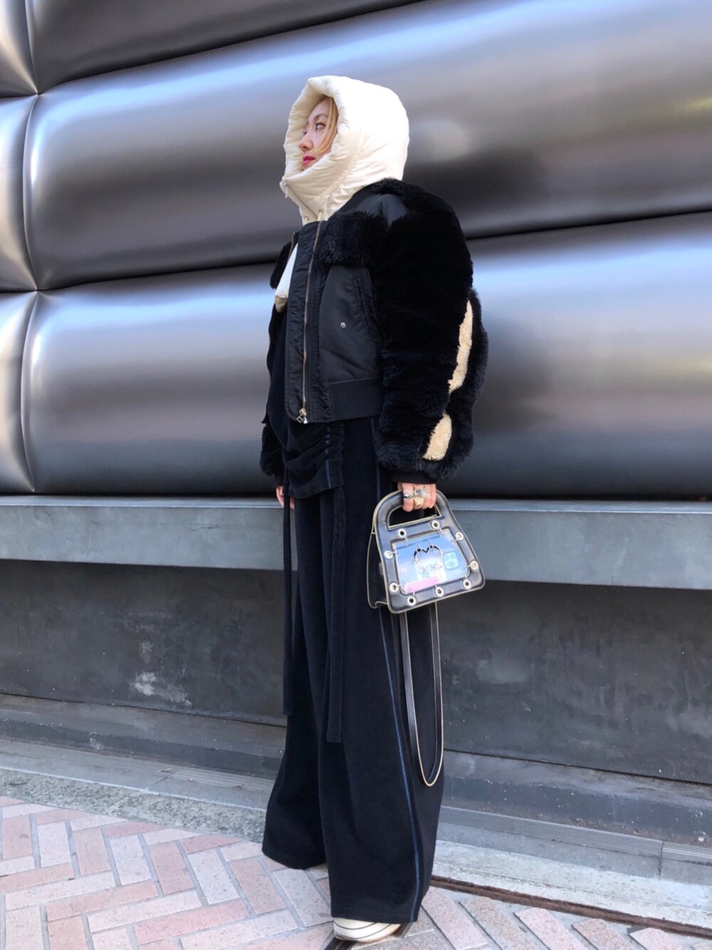 ブラック系のTシャツ/カットソー、ブラック系のその他パンツを着用したレディースの冬コーディネートの2枚目の写真