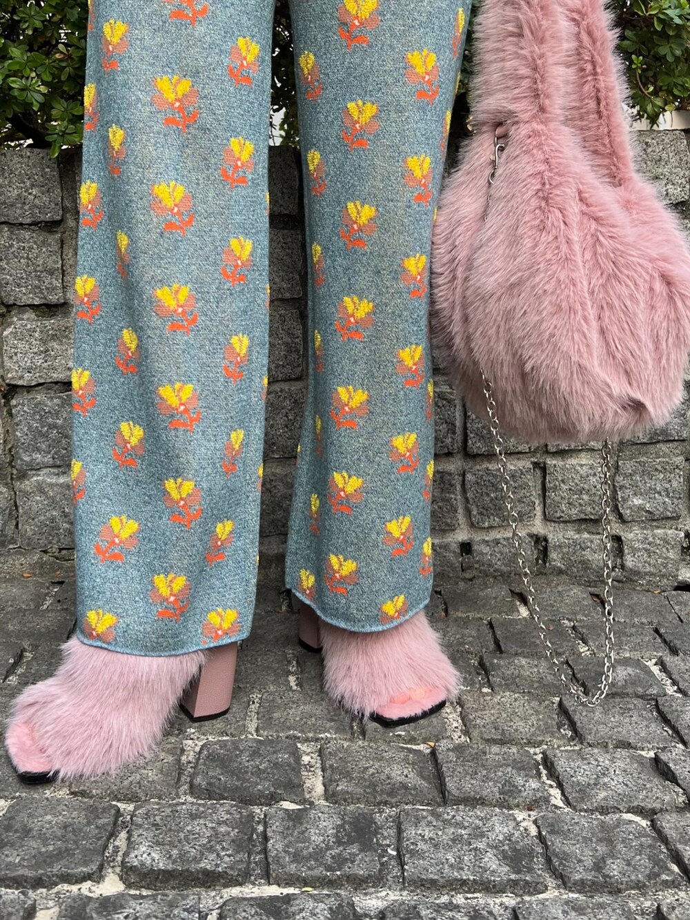 ブルー系のニット/セーター、ブルー系のその他パンツ、ピンク系のショルダーバッグを着用したレディースの秋コーディネートの4枚目の写真