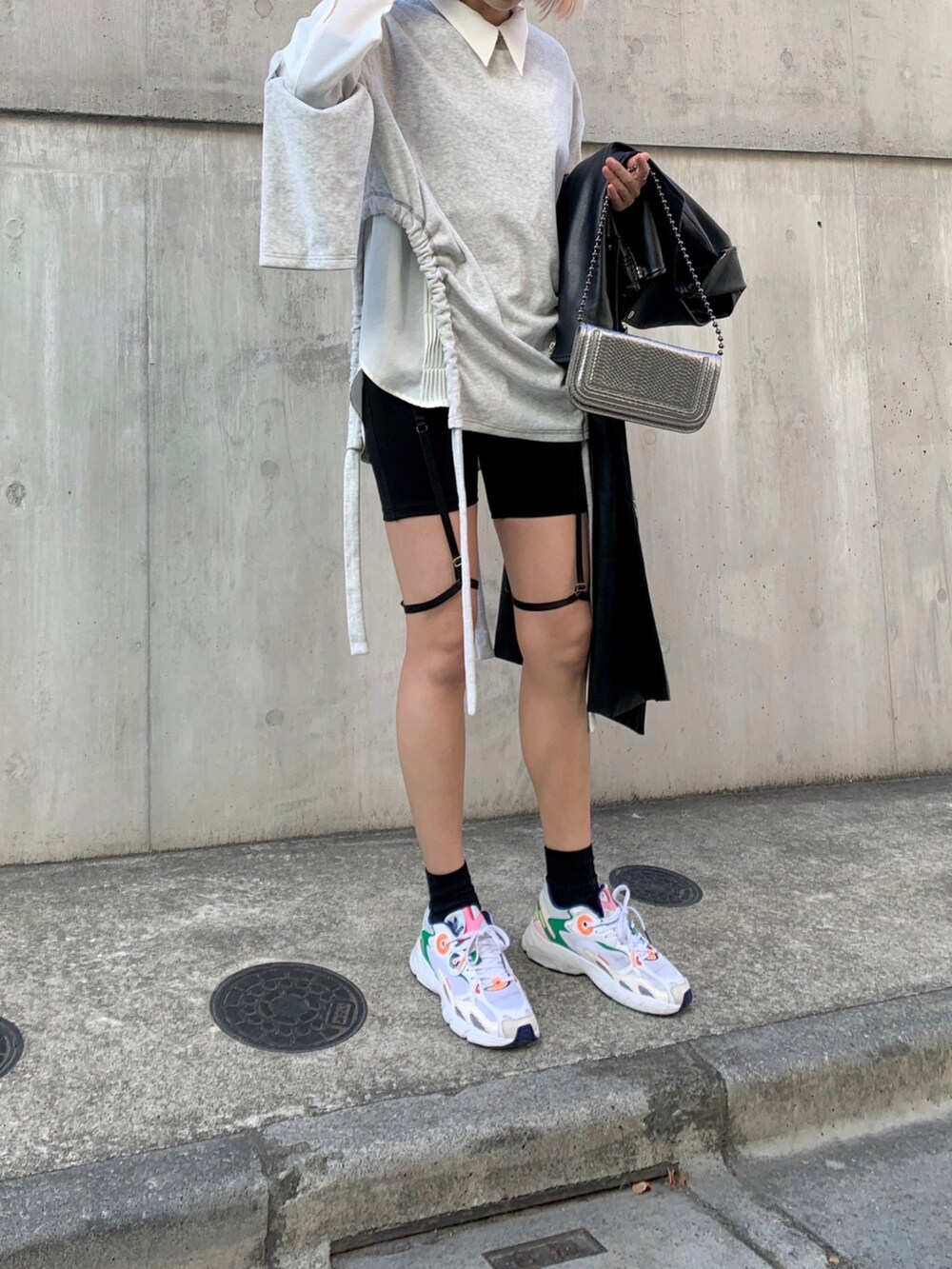 グレー系のTシャツ/カットソーを着用したレディースの冬コーディネートの4枚目の写真