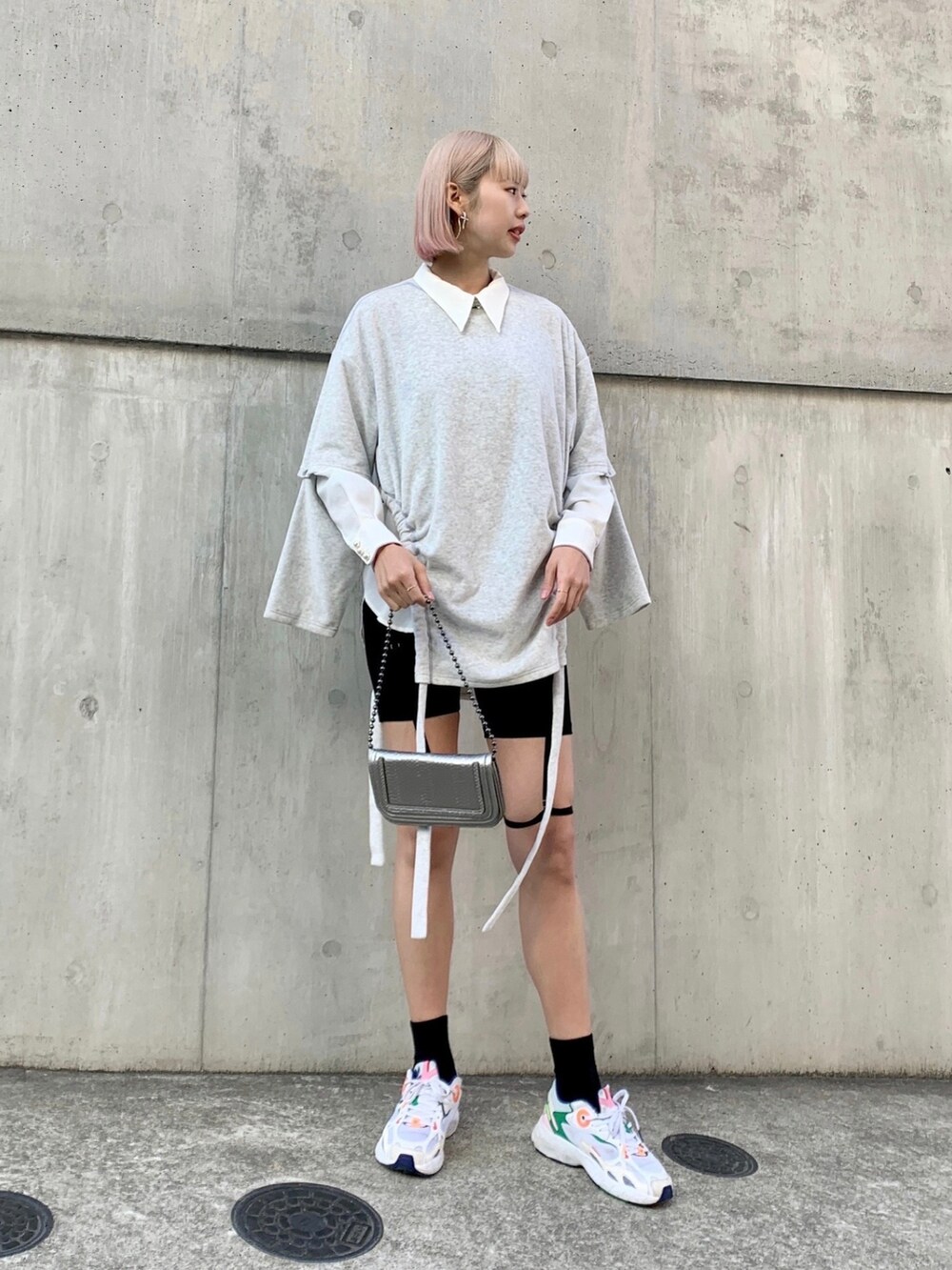 グレー系のTシャツ/カットソーを着用したレディースの冬コーディネートの2枚目の写真