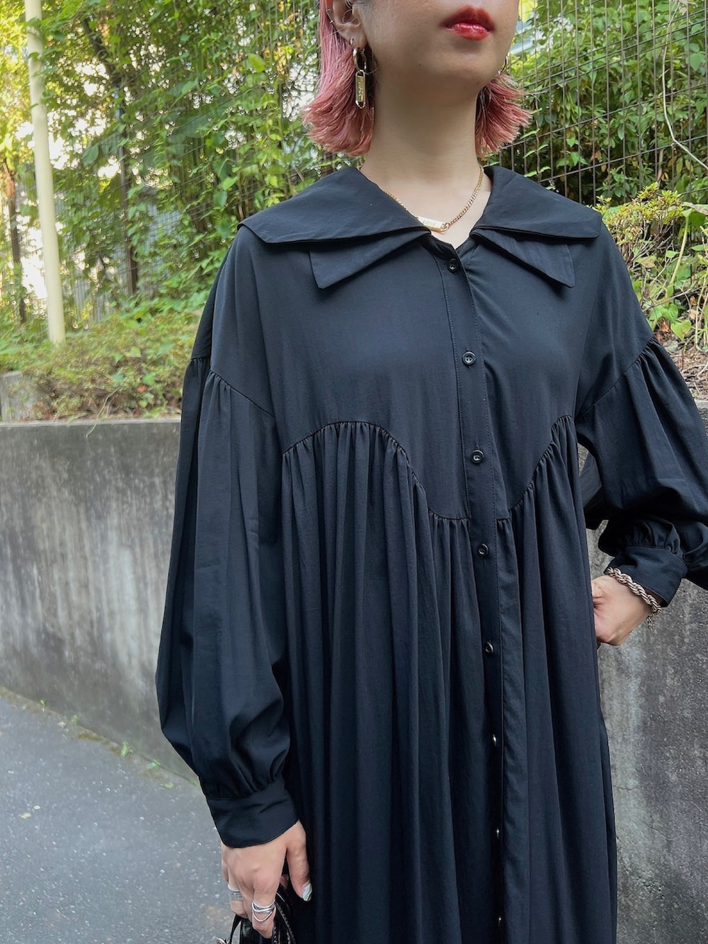 「PAMEO POSE、モノトーン、ワンピース、オールブラック、ミニバッグ、ロングワンピース」｜「PAMEO POSEのTaurus Plate Choker（ネックレス、ゴールド系）」を使った、PAMEO POSEさん（レディース・164cm）の夏コーディネートの4枚目の写真