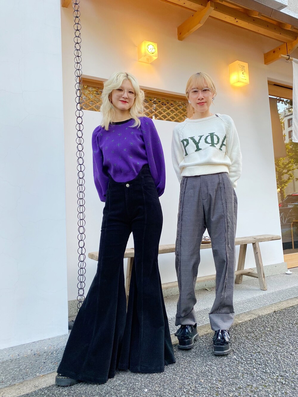 パープル系のニット/セーター、ブラック系のその他パンツ、ホワイト系のニット/セーターを着用したレディースの秋コーディネートの2枚目の写真